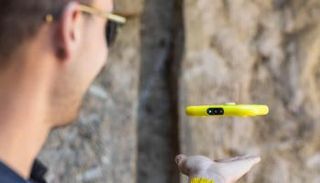 شركة سناب شات تختبر كاميرا صغيرة طائرة كبديل لعصا الـ 