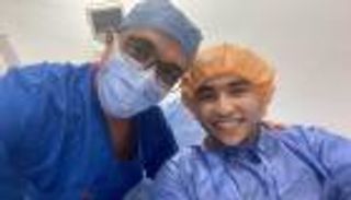 جراح مصري مغامر يصلح اعوجاجا بالعمود الفقري لمريض عظام زجاجية