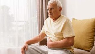  يشير الإمساك لدى كبار السن إلى الإصابة بأمراض