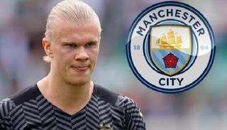 إيرلينج هالاند إلى جوار شعار مانشستر سيتي