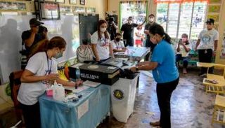 فلبينية تدلي بصوتها في الانتخابات