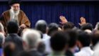 "رعب الاحتجاجات" بإيران.. خامنئي يحذر من توسع الرقعة