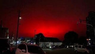 السماء اكتست باللون الأحمر القرمزي