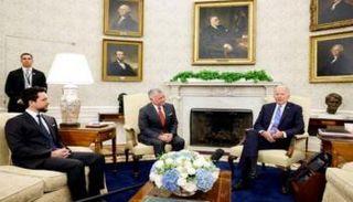 جو بايدن وعاهل الأردن وولي عهده في لقاء سابق بالبيت الأبيض (أ ف ب)