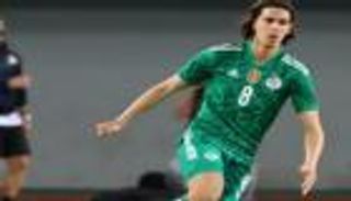 هولندي يكشف السر.. لماذا يظهر زروقي بمستوى متواضع مع منتخب الجزائر؟