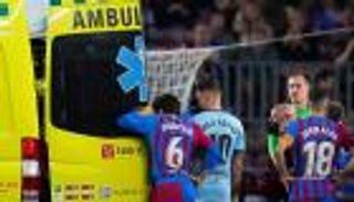 لحظات رعب جديدة.. سيارة الإسعاف تقتحم مباراة برشلونة وسيلتا فيجو