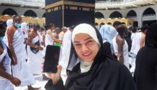 الفنانة المصرية روجينا تروج لمسلسها أمام الكعبة