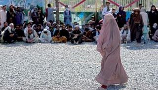 سيدة ترتدي البرقع خلال سيرها في أحد شوارع أفغانستان  