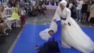 لاعبة جودو تطرح عريسها أرضاً في حفل الزفاف (فيديو)