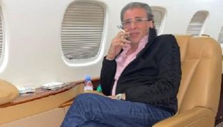المخرج المصري خالد يوسف يدخن في طائرة