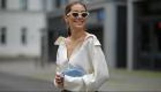 البلوزة الساتان نجمة الموضة النسائية صيف 2022.. أناقة وفخامة