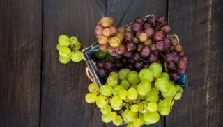 طبق من العنب الأحمر والأخضر