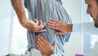 طبيب يشخص حالة مريض يعاني من آلام الكلى