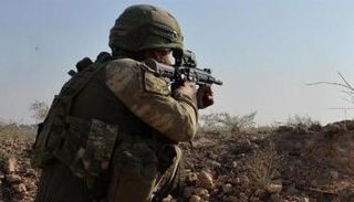 جندي تركي أثناء مشاركته بإحدى العمليات