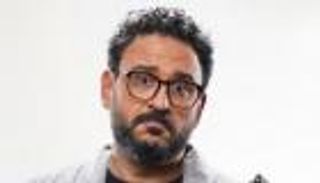  أكرم حسني يتحدى أحمد حلمي: "شوف الحركة دي" (فيديو)