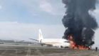 25 مصابا في اشتعال النيران بطائرة صينية (فيديو)