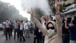 "تقنين الخبز" بإيران.. نائب يسخر من حكومة رئيسي