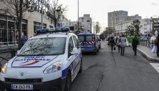 سيارات الشرطة في محيط المحكمة