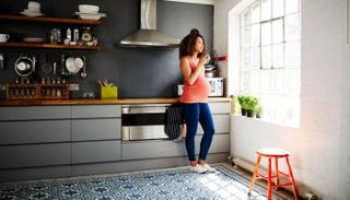 سيدة حامل تتناول مشروبا 