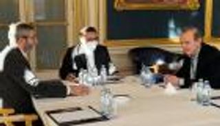 بـ"حقيبة فارغة".. وسيط أوروبي في إيران لإنقاذ الاتفاق النووي