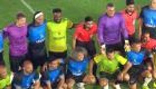 مباراة أساطير العالم.. رونالدينيو يهزم لويس فيجو في دبي (فيديو)
