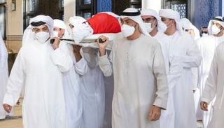 صلاة الجنازة ومراسم دفن جثمان الشيخ خليفة