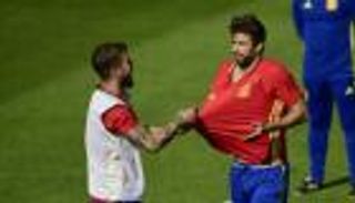 بيكيه يكشف.. كيف دمر مورينيو علاقة لاعبي ريال مدريد وبرشلونة؟