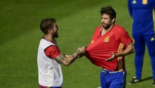 بيكيه بقميص منتخب إسبانيا