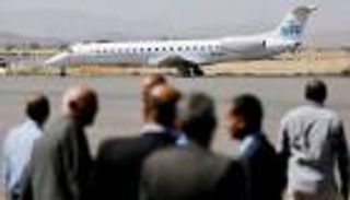 تفاصيل موافقة الحكومة اليمنية على السفر عبر مطار صنعاء بجوازات حوثية
