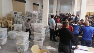 تسليم صناديق الاقتراع في بيروت