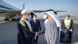 الشيخ محمد بن زايد رئيس الإمارات خلال استقبال السلطان هيثم بن طارق