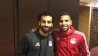 مفاجأة صلاح.. مؤمن زكريا يرفع كأس إنجلترا في غرفة ليفربول (فيديو)