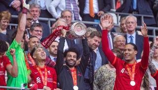 محمد صلاح نجم ليفربول يحتفل بكأس الاتحاد الإنجليزي