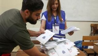 عملية فرز الأصوات في الانتخابات اللبنانية 