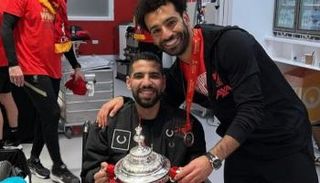 مؤمن زكريا ومحمد صلاح يحتفلان بكأس الاتحاد الإنجليزي