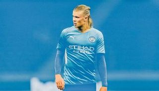 إيرلينج هالاند بصورة تخيلية بقميص مان سيتي