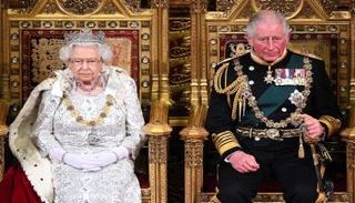 الملكة إليزابيث وولي عهدها الأمير تشارلز