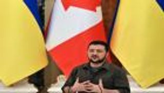 زيلينسكي يلتقي وفدا أمريكيا.. ويحذر من "وضع صعب" 