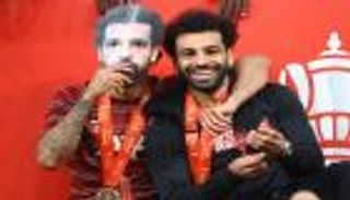 صلاح يظهر مرتين في احتفال ليفربول: الثنائي الأعظم في العالم