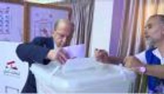 الرئيس اللبناني يدلي بصوته في الانتخابات النيابية