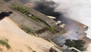 أحد المواطنين يتفقد منزله الذي دمرته المليشيات المسلحة