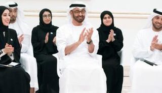 محمد بن زايد وبعض شباب دولة الإمارات