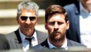 إلى برشلونة مجددا.. والد ميسي يفتح باب عودة الأسطورة