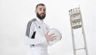 كريم بنزيما في تقديم قميص ريال مدريد الجديد