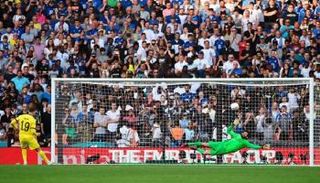 أليسون يتصدى لركلة ماونت