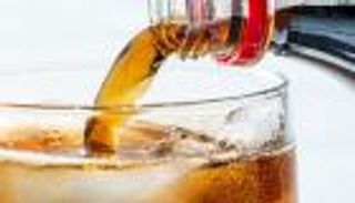 طبيبة تحذر من قنبلة موقوتة.. 4 مخاطر للمشروبات الغازية