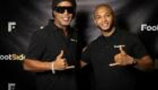 لتكريم لاعب عربي.. براهيمي يرافق رونالدينيو في حفل فرنسي (فيديو)