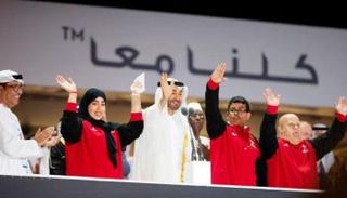 الشيخ محمد بن زايد آل نهيان مع عدد من الأبطال ذوي الهمم