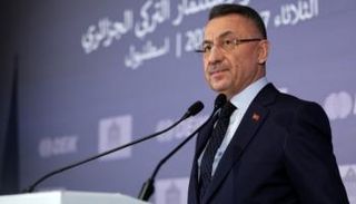 نائب الرئيس التركي خلال إلقاء كلمته بالمنتدى