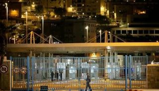 مشهد عام من الجانب المغربي للحدود مع جيب سبتة الإسباني